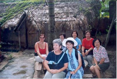 2004 (62).jpg - Sep-5~13--2004-第五屆世華會會後海南三亞遊之四---(黎村苗寨)